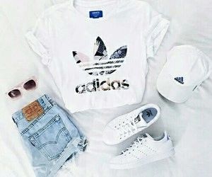 Camiseta, tênis e boné da Adidas.