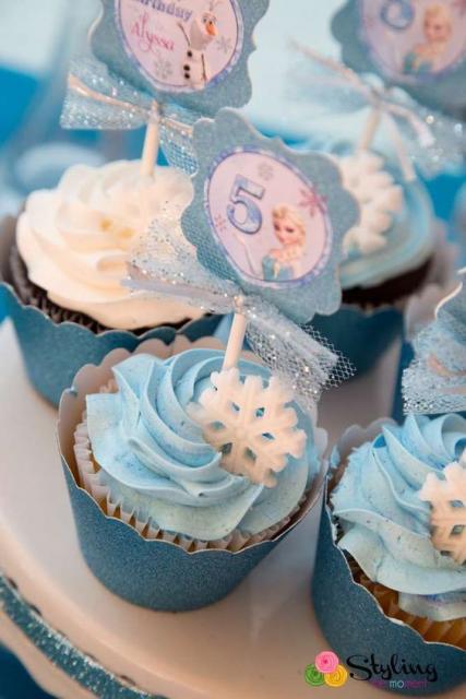 Cupcake Princesas decorado inspirado no filme Frozen.