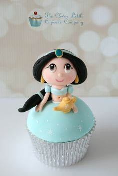 Cupcake princesas com Jasmine no topo.