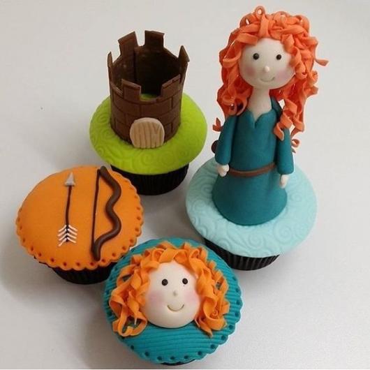 Quatro cupcakes inspirados na história da princesa Merida.