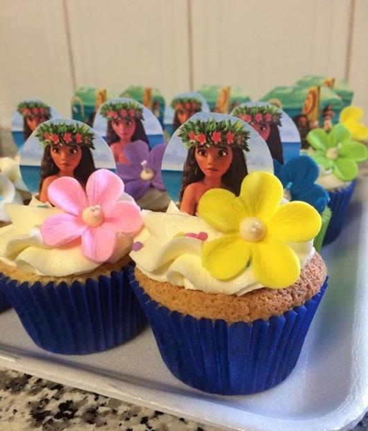 Cupcakes decorados com flores e topper da Moana.