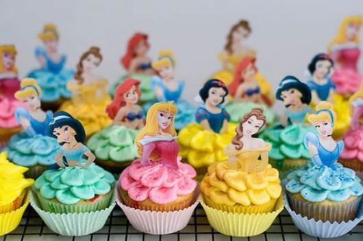 Cupcakes com toppers de diferentes princesas.