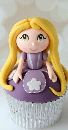 Cupcake com Rapunzel no topo.