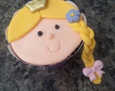 Cupcake Rapunzel com trança.