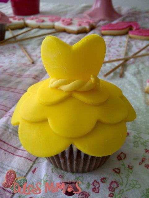 Cupcake decorado como vestido de princesa.