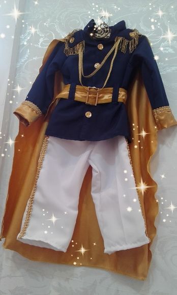 Fantasia Pequeno Príncipe com calça branca, blusa azul e capa dourada.