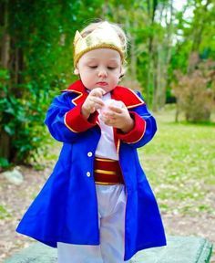 Criança usando fantasia Pequeno Príncipe e coroa.