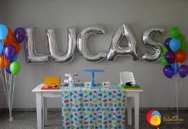 Balão de gás hélio de letra com a palavra Lucas