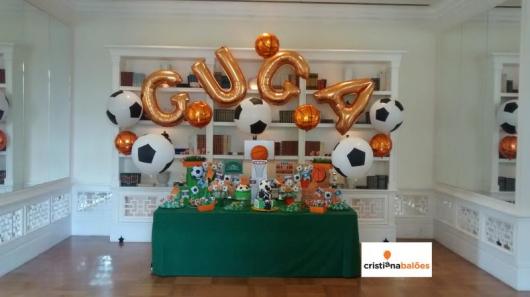 Balão de gás hélio de letra com nome do aniversariante em festa com tema futebol