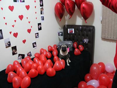 Balão de gás hélio de coração vermelho em decoração especial de quarto