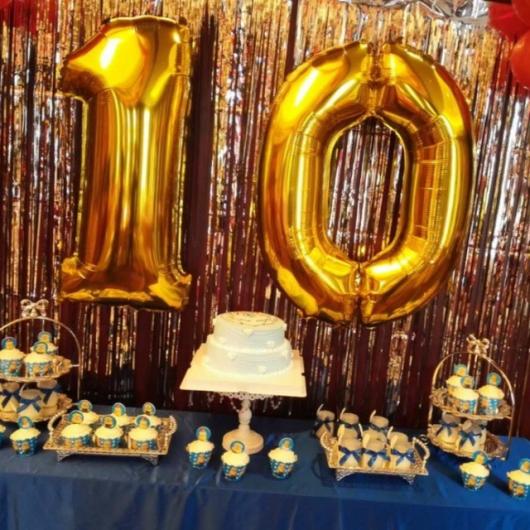 Balão de gás hélio de número dourado em decoração azul
