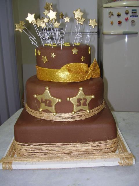 Um lindo bolo decorado com pasta americana de três andares. Destaque para os detalhes em dourado!