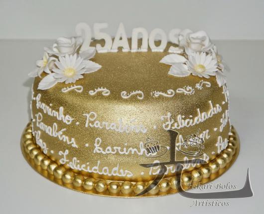 Bolo Dourado de pasta americana com frases na cor branca