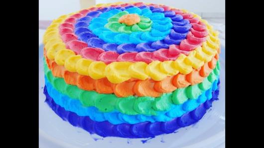 Bolo para Dia das Crianças arco-íris