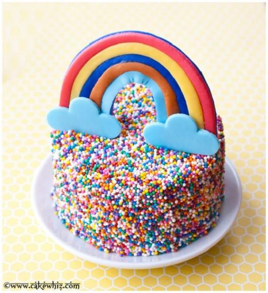 Bolo para Dia das Crianças formigueiro com arco-íris no topo