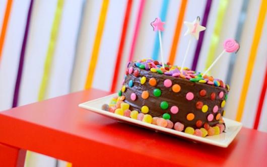 Bolo para Dia das Crianças com cobertura de chocolate e confetes