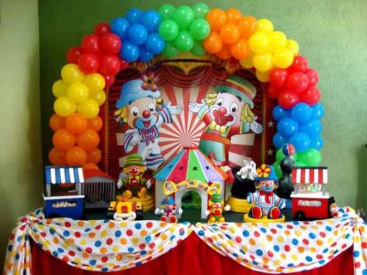 Decoração dia das crianças com arco de balões coloridos
