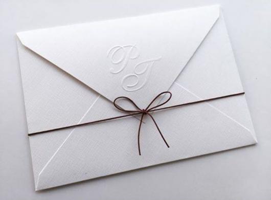 Envelope para convite de casamento com relevo