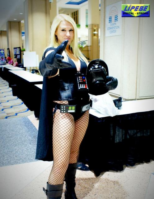 Um toque de sensualidade na fantasia Darth Vader feminina