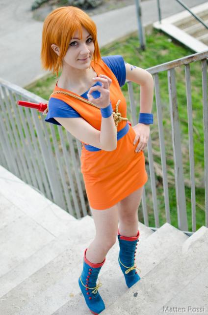 O vestido nas cores do uniforme do Goku e uma peruca ruiva compõem uma linda fantasia feminina