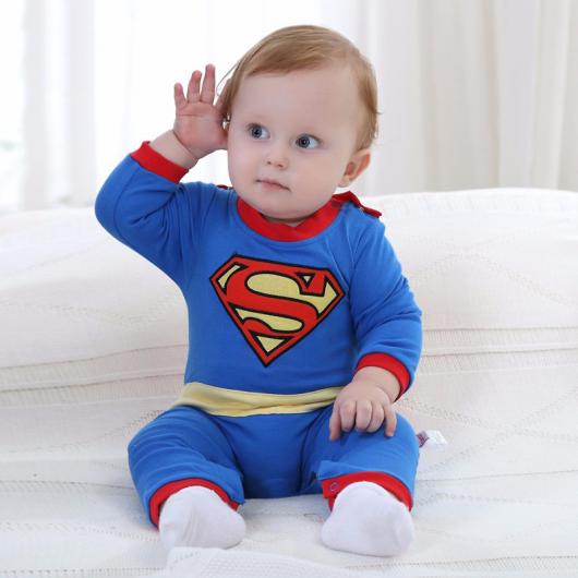 Qualquer bebê fica muito fofo vestido de Superman