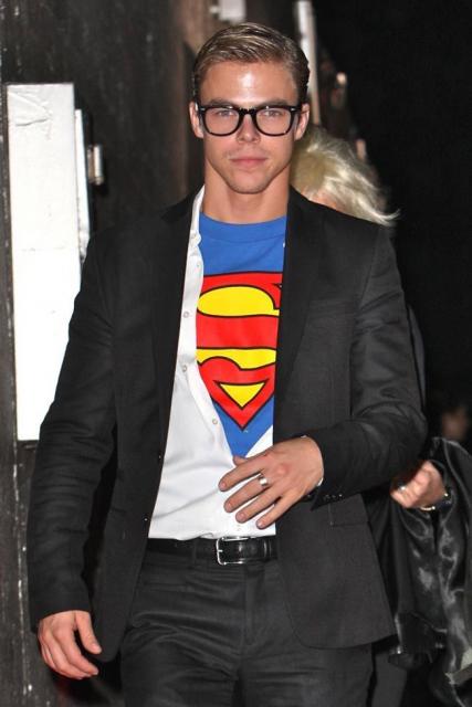 O traje social esconde o uniforme do Superman, uma ideia de fantasia bem simples de montar!