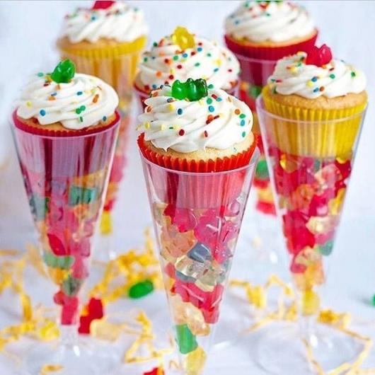 Taças com cupcakes confeitados para lembrancinhas de ano novo
