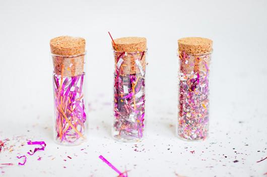 Potinhos cheios de confetes coloridos para celebrar o novo ano