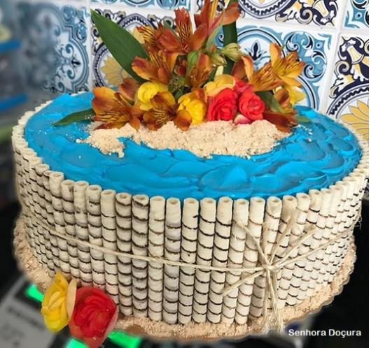 bolo decorado com flores