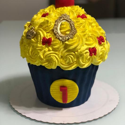 Cupcake azul embaixo, chantilly amarelo e laços vermelhos