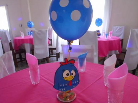Enfeite de mesa Galinha Pintadinha feito com garrafa pet e balão