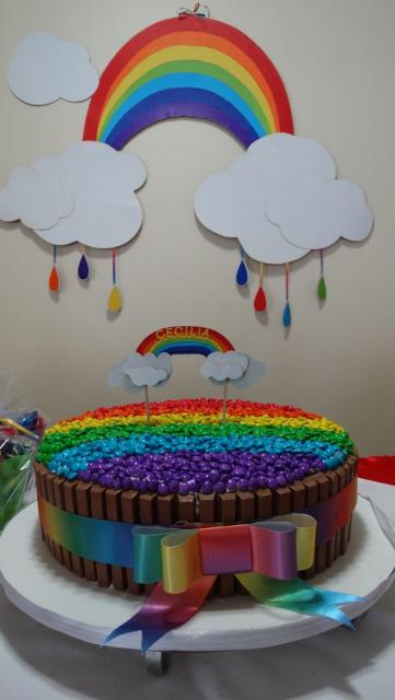  Bolo arco-íris decorado com kit kat