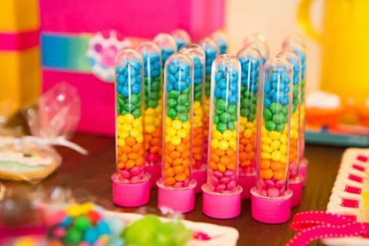 Lembrancinha para festa arco-íris tubete com confete colorido