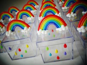 Lembrancinha para festa arco-íris caixinha decorada com arco-íris