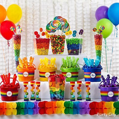 Decoração para Festa Arco-Íris com varal de bandeirinhas coloridas