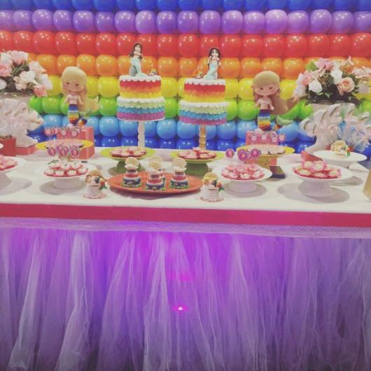 Decoração para Festa Arco-Íris com painel de balões