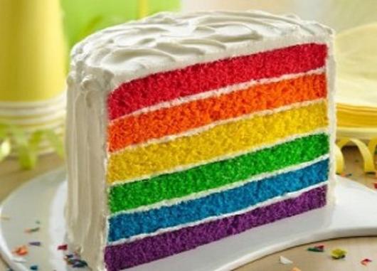  Bolo arco-íris decorado com chantilly