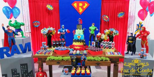 O painel é inspirado no Super Homem, mas todos têm vez na decor dessa festa