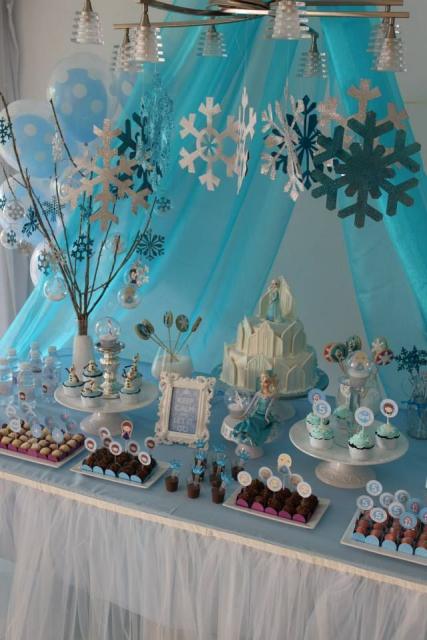 Mesa de Festa Infantil com tema Frozen decorada com flores