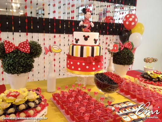 Mesa de Festa Infantil com Tema Minnie decorada com cachepot