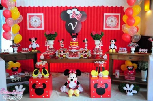 Mesa de Festa Infantil com Tema Minnie decorada com Minnie de feltro