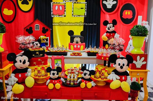Mesa de Festa Infantil com Tema Mickey decorada com Mickey de feltro