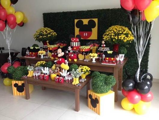 Mesa de Festa Infantil com Tema Mickey decorada com flores