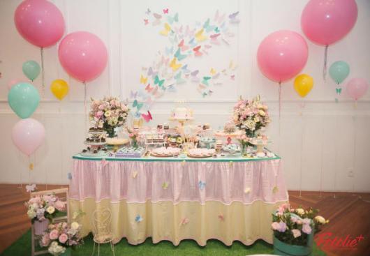 Mesa de Festa Infantil com Tema Jardim Encantado decorada com apliques de borboletas