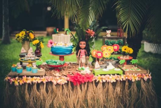 Mesa de Festa Infantil com Tema Moana decorada com flores