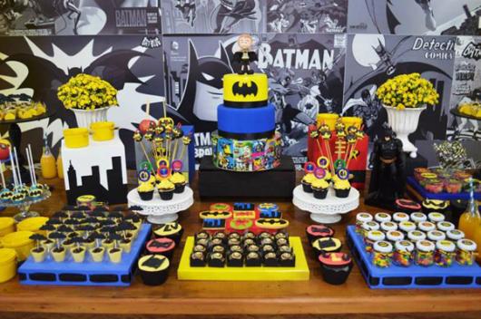 Mesa de Festa Infantil com Tema Batman decorada com bolo fake