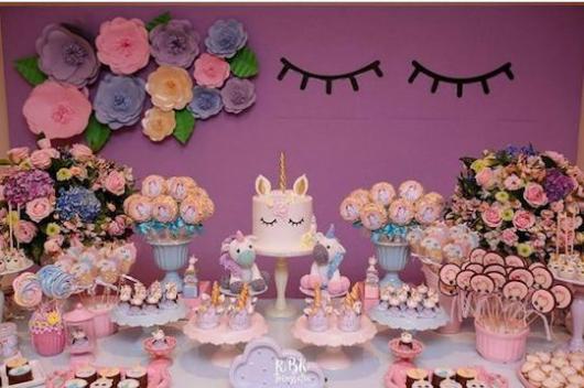 Mesa de Festa Infantil com Tema Unicórnio decorada com flores rosas