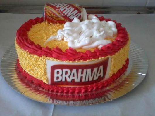 Bolo da brahma decorado com chantilly vermelho e amarelo