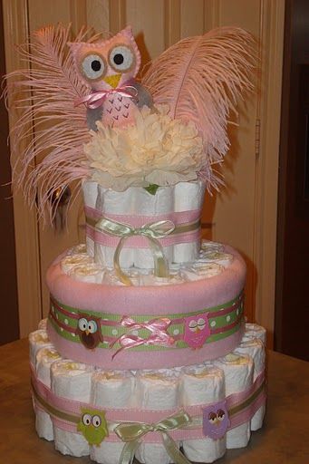 Bolo de coruja com fraldas e plumas rosas