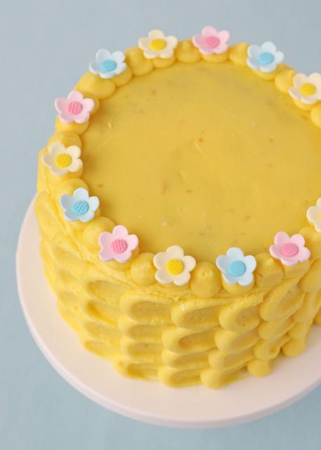 Veja que bolo lindo amarelo com mini flores